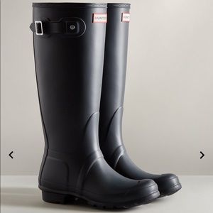 Hunter women’s original gloss tall rain boots (size 9)